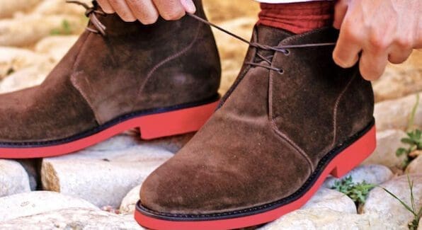 Bruin suède chukka's of desert boots met rode zool van MORAGHI
