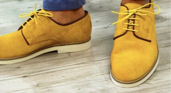 Geel suède derby schoenen met lichte zool