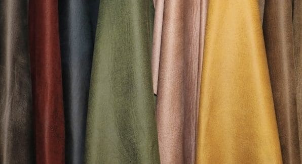 Lappen leer bruin, rood , blauw, groen, rosé, geel en lichtbruin naast elkaar.